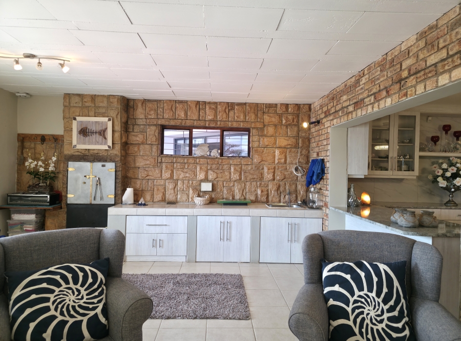 5 Bedroom Property for Sale in Wavecrest Eastern Cape